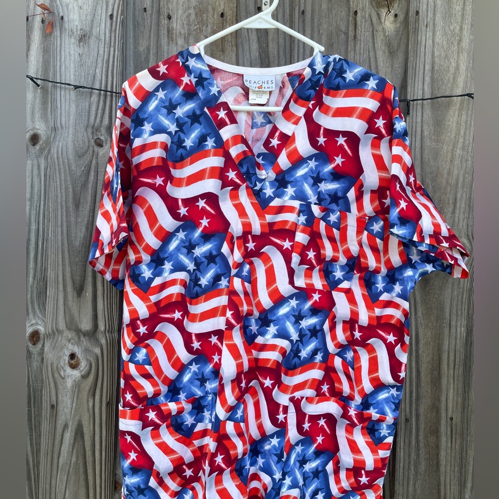 Peaches Uniforms Patriotic Stars and Stripes Scrub Top size large.  All cotton